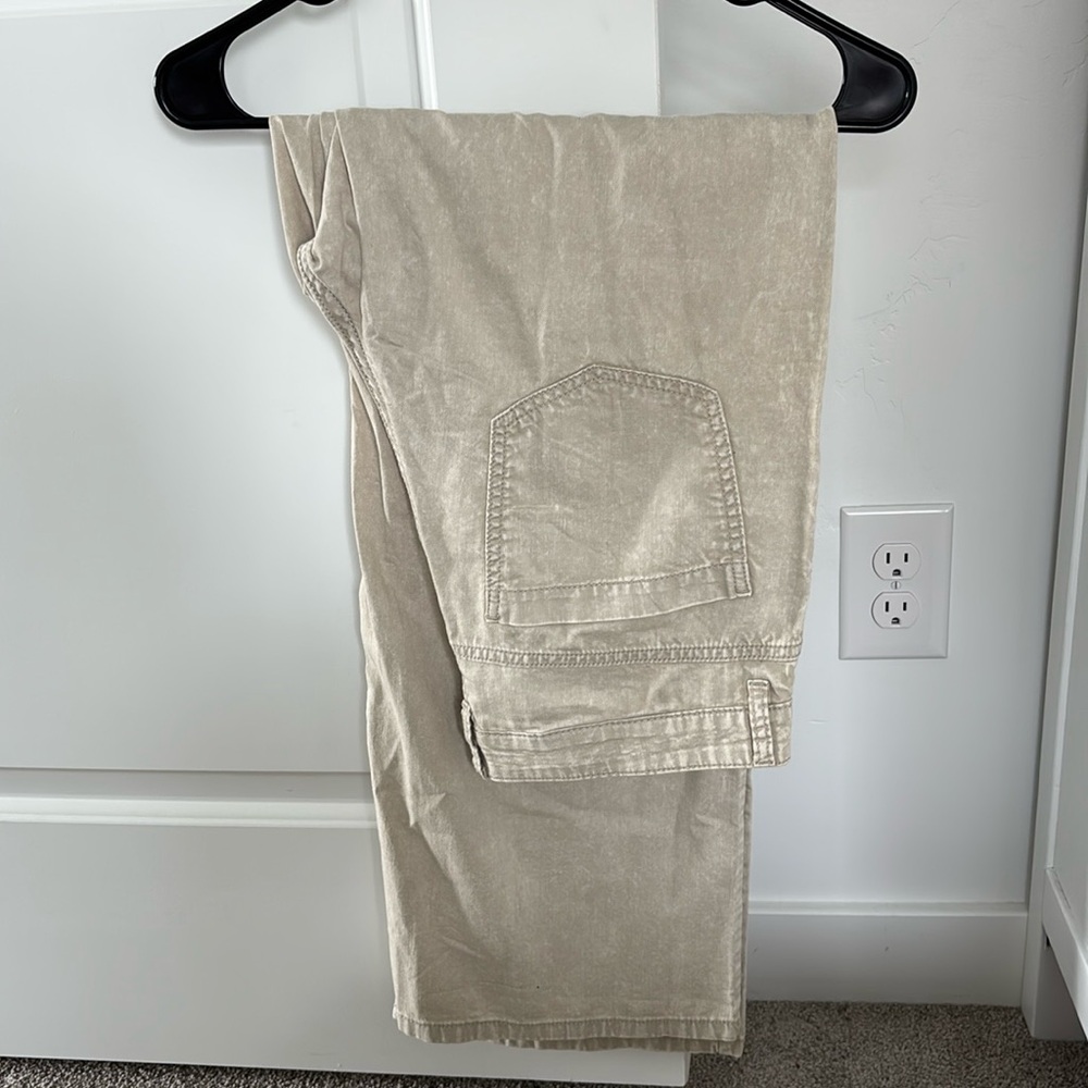LIGHT GREY/TAN WASH JEANS. STRAIGHT LEG.